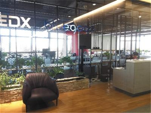 11月16日，小藍(lán)單車總部人去樓空，前臺(tái)只剩保安。