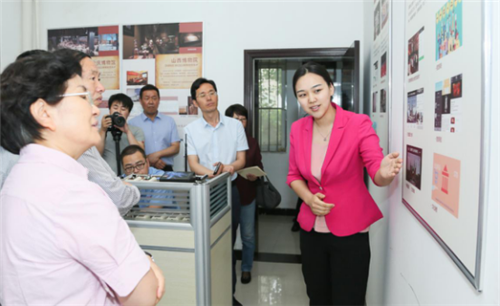 公司工作人員向劉玉珠局長(zhǎng)介紹讓文物"活起來(lái)"與互聯(lián)網(wǎng)+相關(guān)試點(diǎn)工作 公司工作人員向劉玉珠局長(zhǎng)介紹讓文物"活起來(lái)"與互聯(lián)網(wǎng)+相關(guān)試點(diǎn)工作