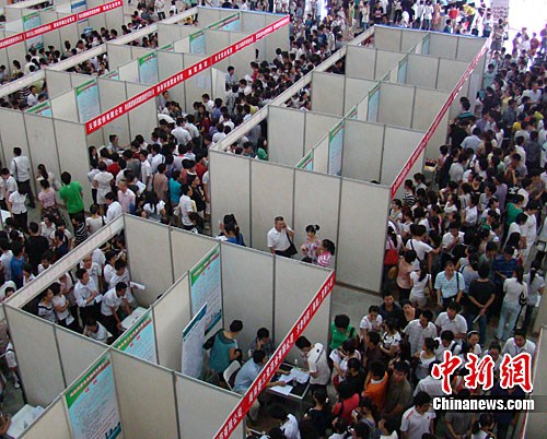 圖為招聘會現(xiàn)場人山人海的求職者。中新社發(fā) 付美斌 攝