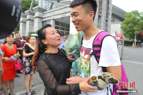 資料圖：家長給考生送上鮮花。王康明 攝