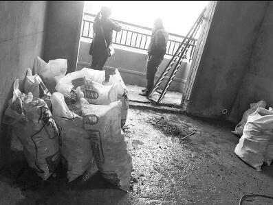 裝修工人正在與裝錯(cuò)房的業(yè)主打電話