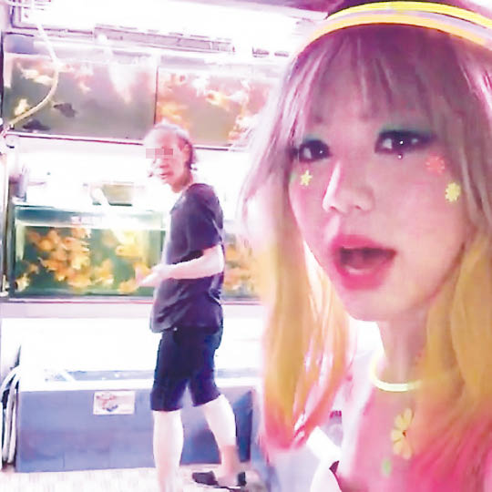 鄧紫棋穿熒光裝，嚇尿路人