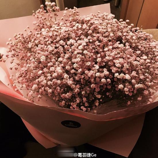 葛薈婕母親節(jié)收花束 葛薈婕母親節(jié)收花束