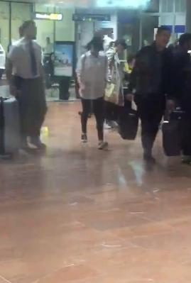 井柏然倪妮同航班同機(jī)口現(xiàn)身法國尼斯機(jī)場(chǎng)