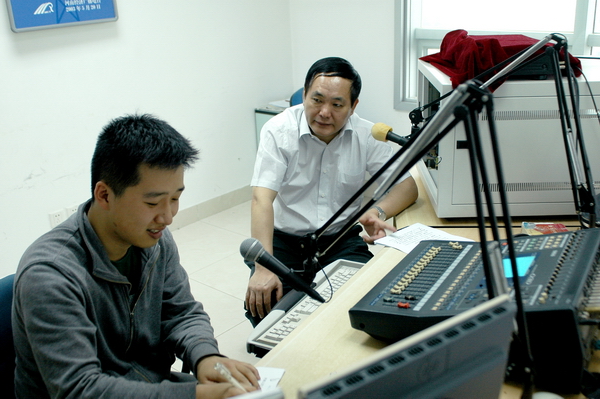 河南省政府安委會(huì)副主任、省安全生產(chǎn)監(jiān)督管理局黨組書記、局長(zhǎng)張國(guó)輝做客《安全河南》直播室