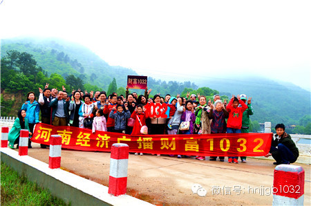 這么美的地方，我們合影留念，看大家多開(kāi)心！