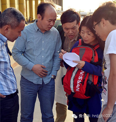 五點(diǎn)五十左右，聽(tīng)眾們陸陸續(xù)續(xù)到達(dá)鄭州捷和汽車(chē)，首先要做的第一件事就是找我們的工作人員要車(chē)標(biāo)