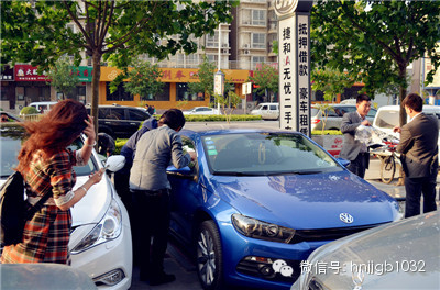 當(dāng)然，小編認(rèn)為最高境界是這位美女，這張照片應(yīng)該取名為論美女的自我修養(yǎng)。