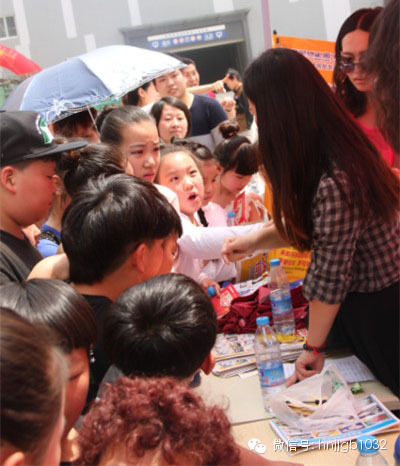 禮品領(lǐng)取處，這是要把工作人員圍攻的節(jié)奏啊。