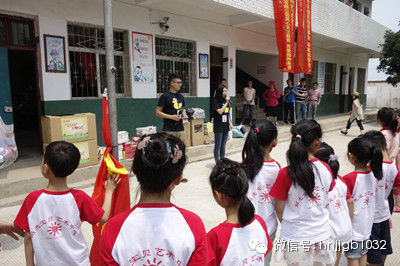 財(cái)富1032主播鄧語、張哲主持了捐助儀式