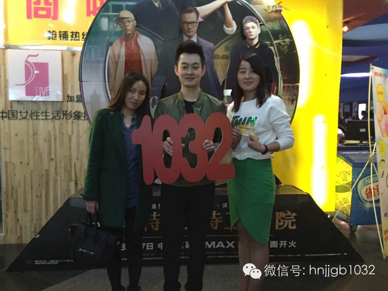 傳說中的Johnny終于現(xiàn)身啦！還是美女魅力大哦。帥哥美女好養(yǎng)眼，小編忍不住要多看幾眼呢。