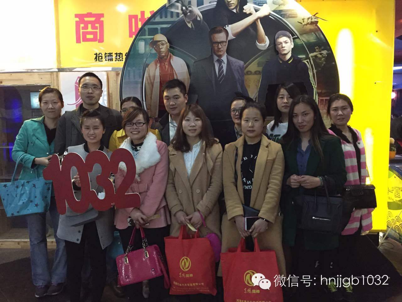 來個(gè)合影，1032的聽眾棒棒噠，個(gè)個(gè)都準(zhǔn)時(shí)到達(dá)了集合地點(diǎn)。Johnny表示很欣慰啊！