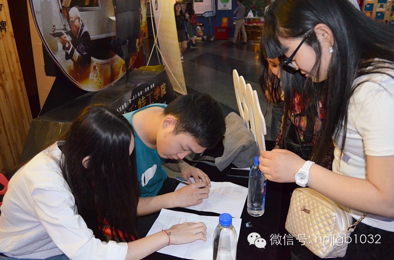 看，我們的工作人員正在組織簽到哦！