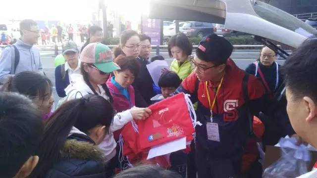 8:30準時集合，現(xiàn)場工作人員給大家分發(fā)參賽證和參賽衣服。