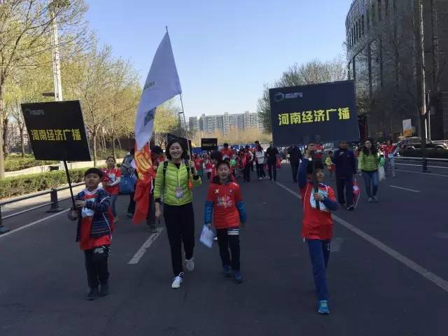 出發(fā)啦！小朋友和大朋友們昂首闊步向賽場邁進！