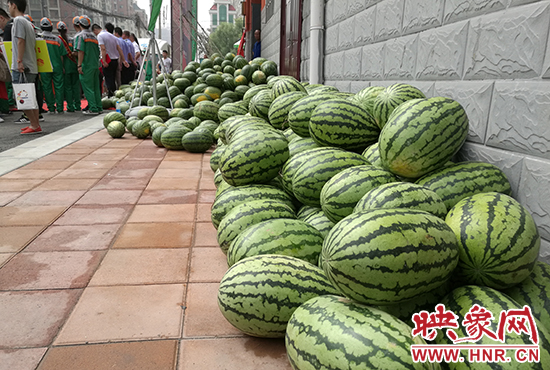 經(jīng)濟(jì)廣播工作人員和愛心企業(yè)給正在忙碌的環(huán)衛(wèi)工人、交警等送去一萬六千多斤西瓜和近百提礦泉水。