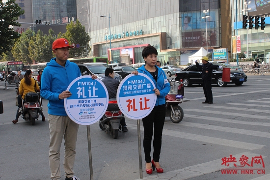 河南省文明交通形象大使、河南交通廣播主持人南方在活動現(xiàn)場