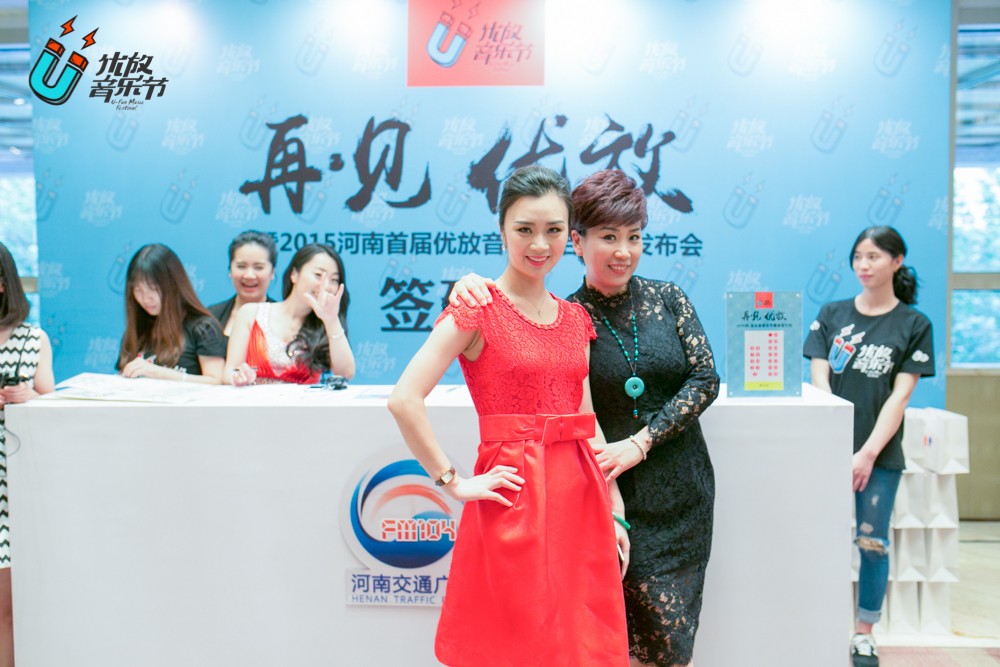 貼心的南方姐姐和美女主播小佩，海洋是不是每天都要流口水呀！