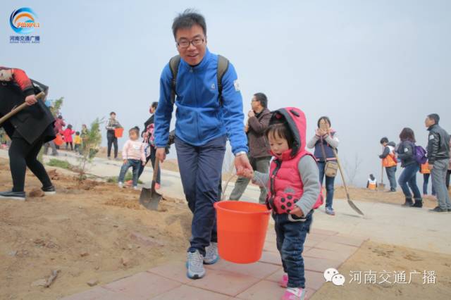 爸比爸比，你會種小樹嗎？我來教你吧~