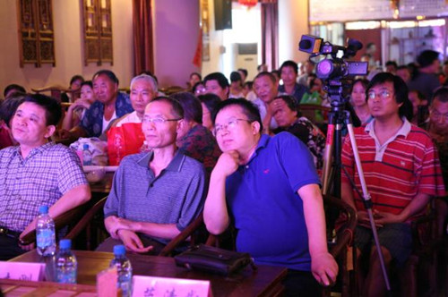 信息廣播總監(jiān)李金鋒（左1）、副總監(jiān)魏志剛（左2）、副總監(jiān)陳德年（左3）