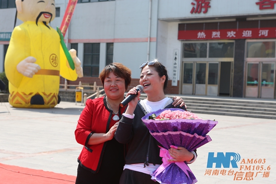 長壽山景區(qū)董事長、總經理孫春花與主持人周迪