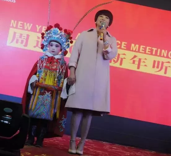 盛裝亮相的小戲迷，周迪的節(jié)目影響了一代又一代人
