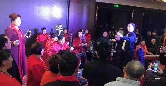 現(xiàn)場的樂隊老師也是咱的戲迷朋友，為了周迪的見面會今天累也開心