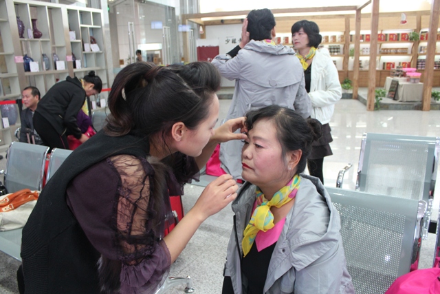 活動開始前，教育廣播女主播幫參與活動演出的老人化妝