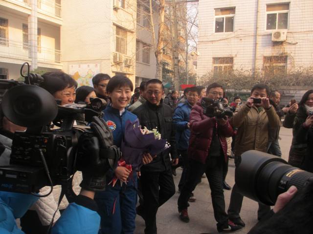 劉洋走進母?！嵵萑? oldsrc=