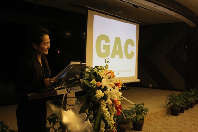 發(fā)布會開始，教育廣播女主播子楊現(xiàn)場主持