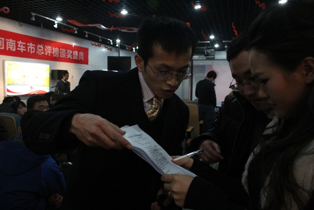 教育廣播女主播子楊就活動(dòng)重要環(huán)節(jié)與商都網(wǎng)汽車頻道主管尹良進(jìn)行溝通 教育廣播女主播子楊就活動(dòng)重要環(huán)節(jié)與商都網(wǎng)汽車頻道主管尹良進(jìn)行溝通