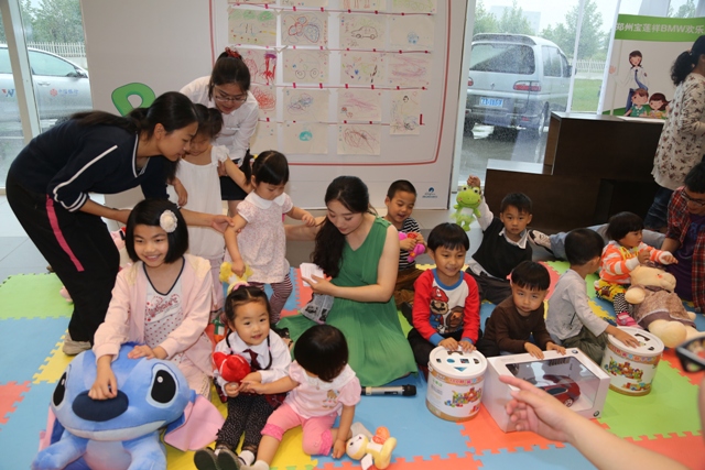 小朋友們現(xiàn)場(chǎng)講述自己的繪畫內(nèi)容 小朋友們現(xiàn)場(chǎng)講述自己的繪畫內(nèi)容