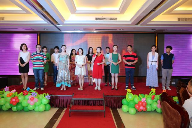 全體主持人登臺(tái)亮相