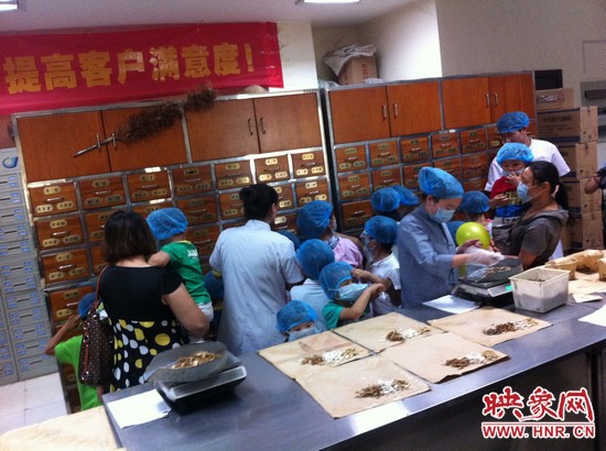 　　接下來，要進(jìn)入到有中醫(yī)“博物館”之稱的中藥房去探秘啦！藥房那些小抽屜里面裝的是什么？孩子們很好奇