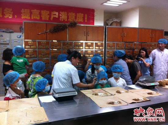 咦，藥房里的叔叔阿姨他們從小抽屜里拿出的藥又是什么？這些中藥放在一起有什么功效呢？