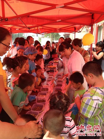 為了不影響中藥房里藥劑師正常工作，我們把孩子們?cè)谡J(rèn)中藥和裝香囊的兩個(gè)環(huán)節(jié)搬到了室外