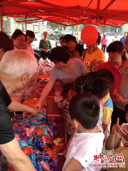 中醫(yī)館裝備了防蚊蟲、預(yù)防手足口等四個(gè)藥方，并把這些藥磨成粗粉，每個(gè)孩子把不同藥方粉裝如香囊?guī)Щ丶? complete=