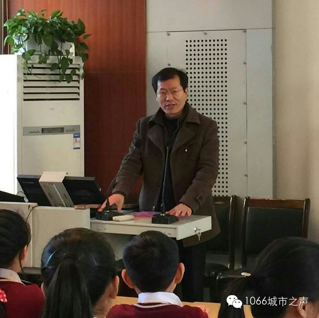 雙方領(lǐng)導(dǎo)講話(huà)，同學(xué)們聽(tīng)得都好認(rèn)真??！