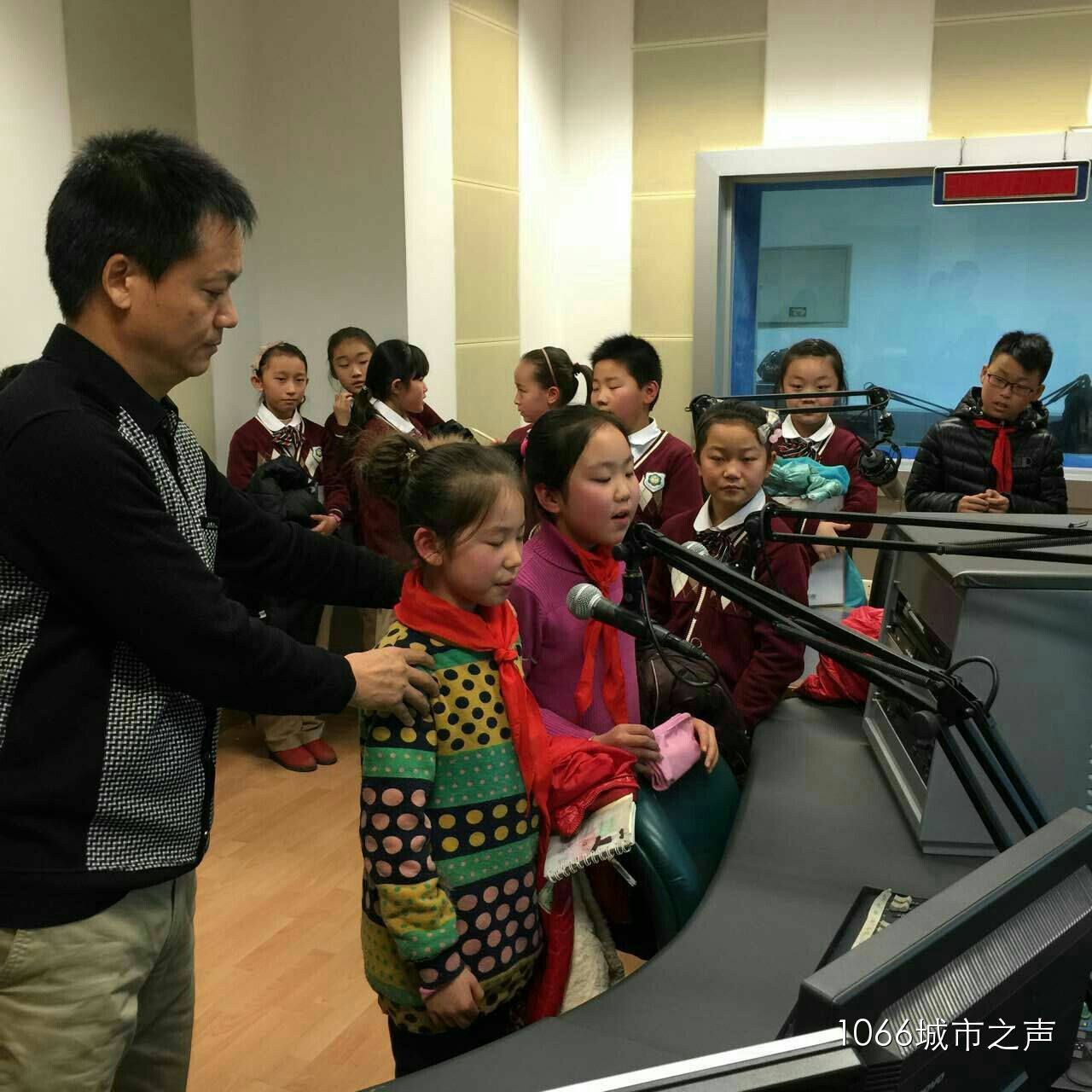 現(xiàn)場(chǎng)接受播音指導(dǎo)，有模有樣耶！