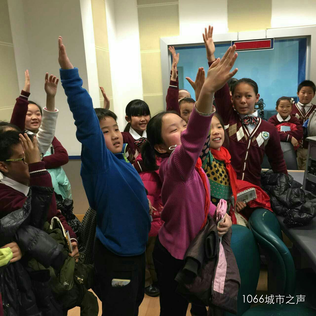 第一次體驗(yàn)話(huà)筒前的感覺(jué)，同學(xué)們爭(zhēng)先恐后！