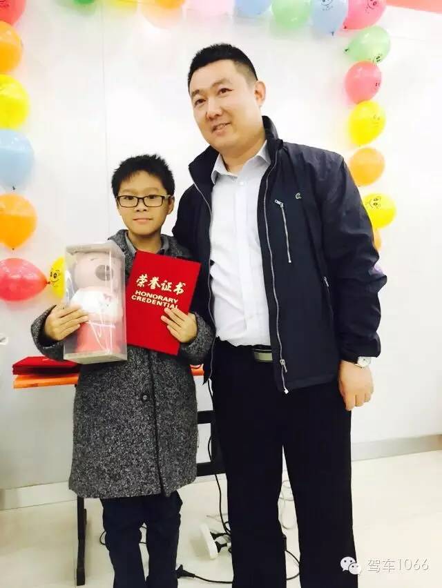 我是小小銀行家，來(lái)跟行長(zhǎng)合個(gè)影哦