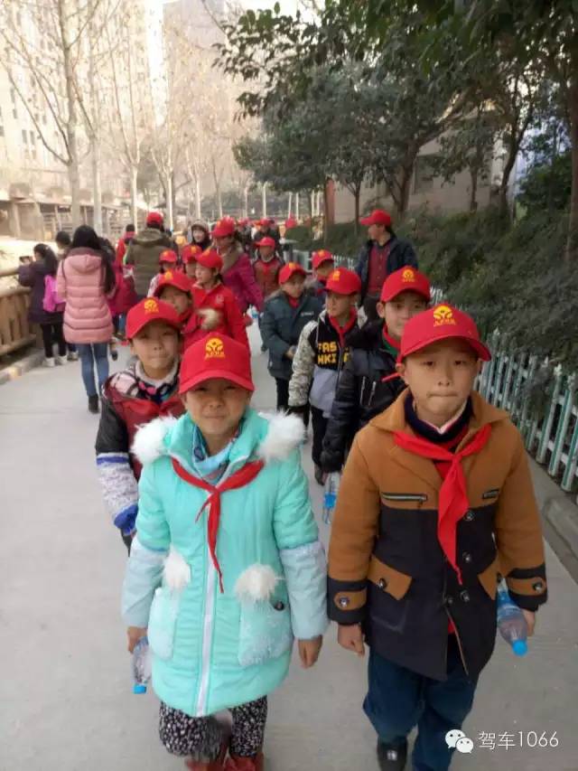 脖子上戴著紅領(lǐng)巾，頭上頂著小紅帽，排著整齊的隊(duì)伍——出發(fā)！