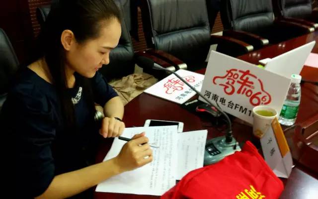 這一環(huán)節(jié)由我們1066的人氣美女主播子楊主持，認真的子楊是不是超級美麗呢。