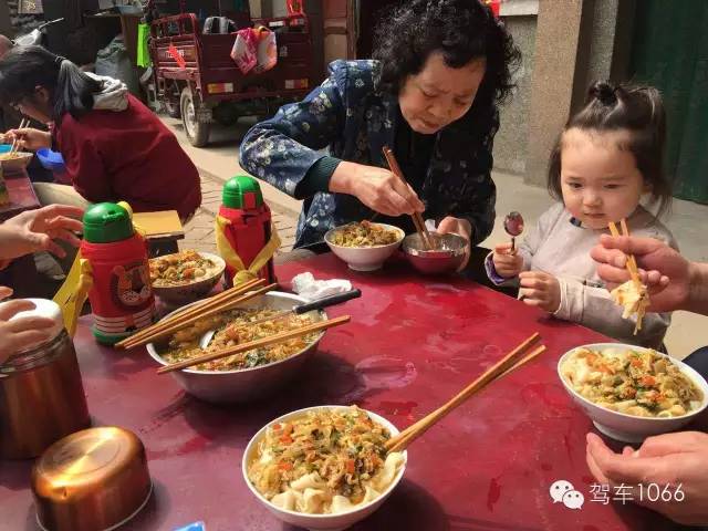 據(jù)說手搟面和柴雞蛋更配哦！