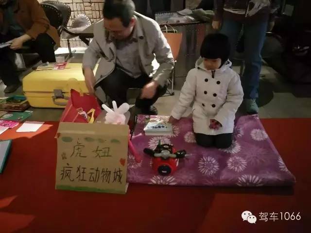 這位小老板的攤位擺的有模有樣的，不過(guò)旁邊這位酷爸怎么這么眼熟？