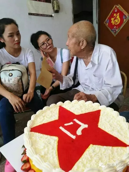 二姐們認(rèn)真聽(tīng)老兵講抗戰(zhàn)的故事，老人年事已高，記憶都是轟炸！轟炸！轟炸！