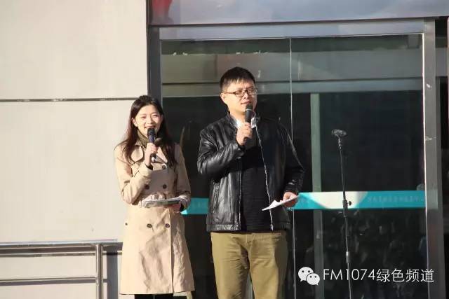 主持人肖震、陳藝主持活動