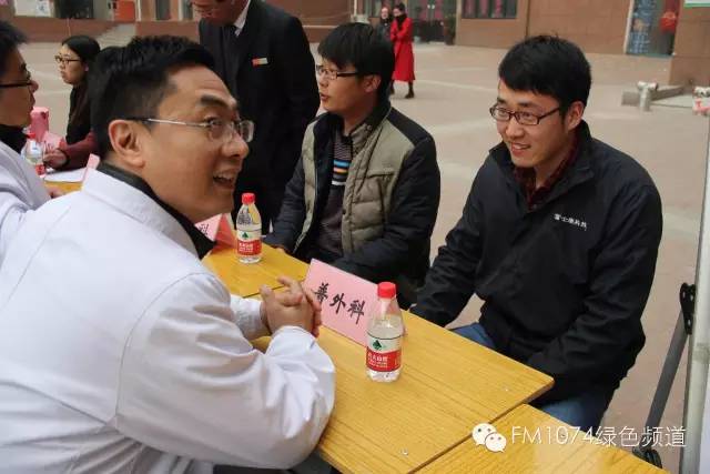 看這位小伙兒，跟我們的醫(yī)生都聊嗨了……