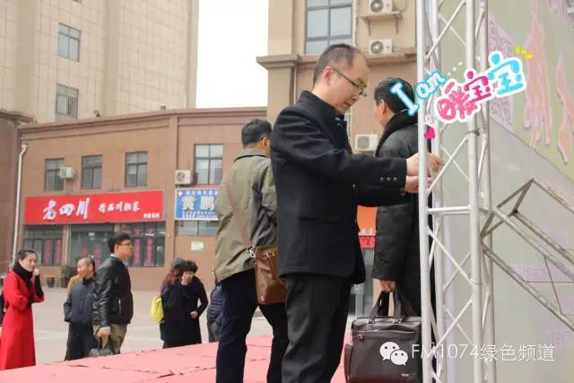 寒江副總監(jiān)親力親為，事無巨細(xì)。偶像真是暖暖惹人愛呢！