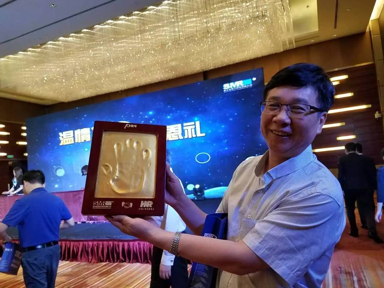 河南電臺副總編輯，宣傳協(xié)調中心主任高鐵軍先生代表河南廣播電視臺為慶賀賽立信成立20周年送上“手印”圖